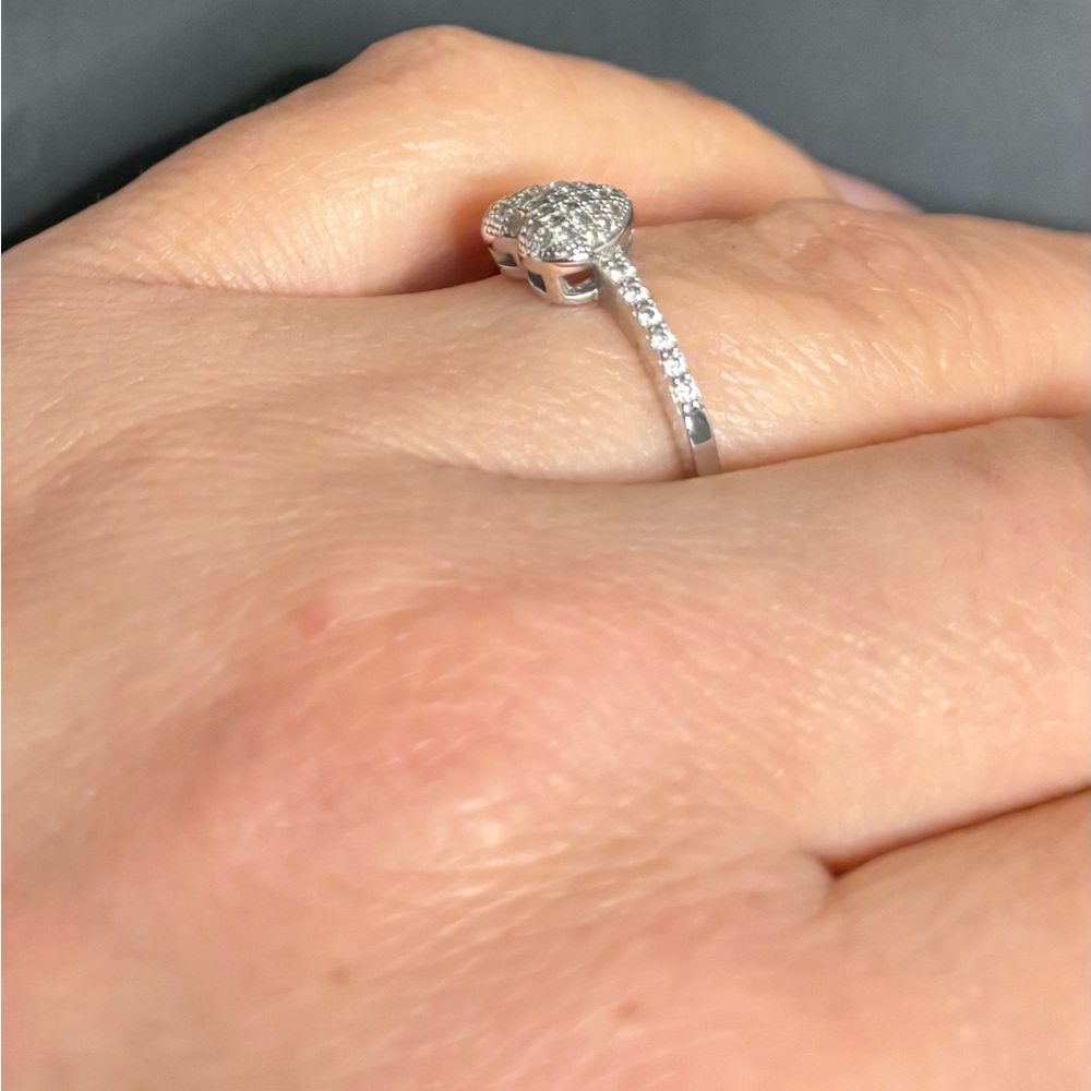 ❤️ Simply Silver 925 Ring a Heart-shaped cluster of cubic zirconia stones.